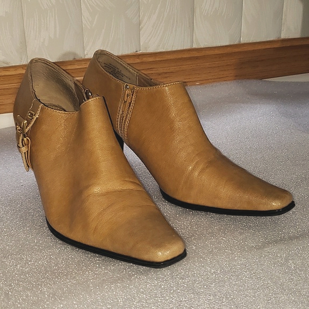 Liz Claiborne Moremi in Camel Genuine Leather Booties. Size 9.5M